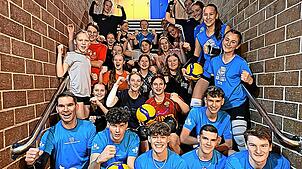 Hier einige Spieler der Volleyballabteilung. Sie sind begeistert vom Vorhaben, im Rena-Stadion zwei Beachvolleyball-Felder zu schaffen. ...
