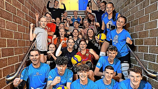 Hier einige Spieler der Volleyballabteilung. Sie sind begeistert vom Vorhaben, im Rena-Stadion zwei Beachvolleyball-Felder zu schaffen. ...