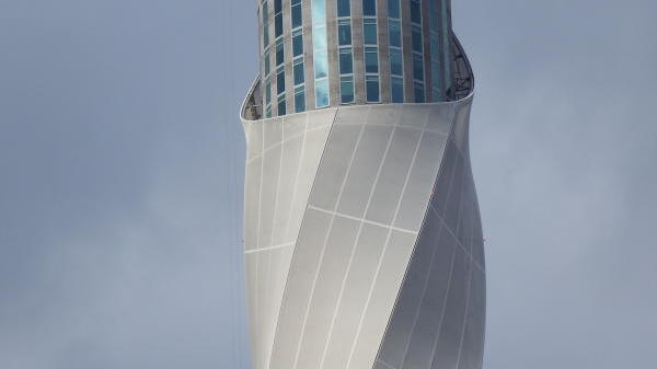 Geradezu winzig wirkt die Arbeitsgondel (hier links unten am Turm zu sehen), die an einem Stahlseil vom Kran auf der Turmspitze ...