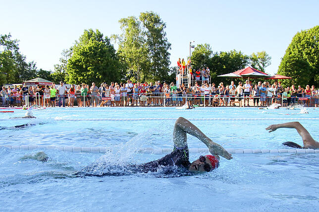 Bild 1: 250 Sportler trotzen bei der vierten Triathlon-Nacht der Hitze