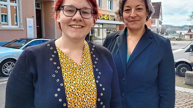 Die Leiterin der Tourist-Info Katharina Riedle und Corinna Bruggaier, Leiterin Kultur und Tourismus in der Stockacher Oberstadt, die sie ...