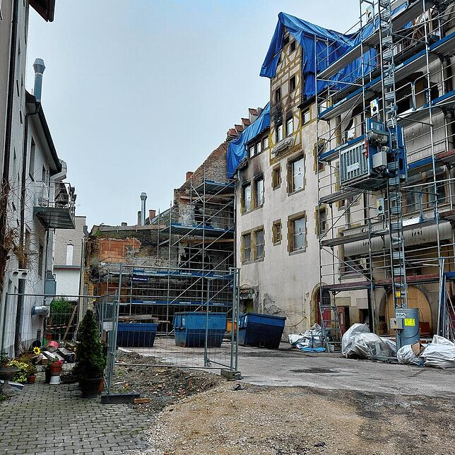 Hier parallel zur Feuergasse (links) soll ein Ersatzneubau für das abgebrannte Hinterhaus entstehen.