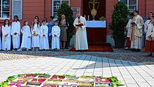 Das Rathaus ist bei der Fronleichnams-Prozession zur Kirche zurück eine der Stationen, an denen Fürbitten verlesen werden. Foto: Margot ...
