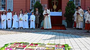 Das Rathaus ist bei der Fronleichnams-Prozession zur Kirche zurück eine der Stationen, an denen Fürbitten verlesen werden. Foto: Margot ...
