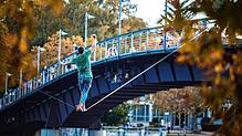 (Archivbild) Sportler suchen immer neue Herausforderungen. So haben Slackliner das Fahrradbrücken-Areal für sich entdeckt. Nicht nur die ...