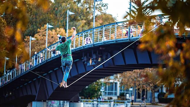 (Archivbild) Sportler suchen immer neue Herausforderungen. So haben Slackliner das Fahrradbrücken-Areal für sich entdeckt. Nicht nur die ...