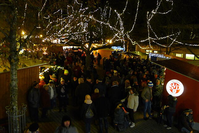 Bild 15: Bilderstory: Kulinarische Genüsse und eine besinnliche Atmosphäre locken viele Besucher auf den Nikolausmarkt in Wittenhofen