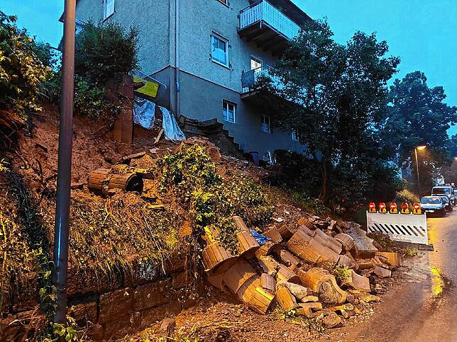 Altensteig: Abgerutschte Betonsteine liegen auf einer Straße nach heftigen Unwettern. Foto: -/Kreisfeuerwehrverband Calw/dpa