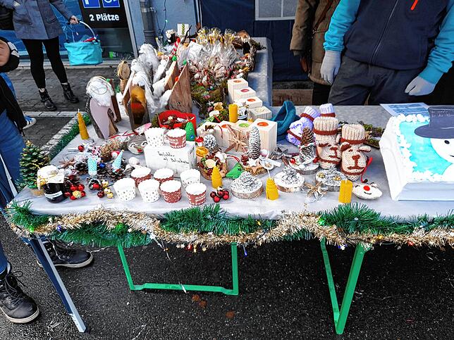 Die Initiative für den kleinen Weihnachtsmarkt war von den Siebtklässlern ausgegangen. Insgesamt erwirtschafteten die Klassen 7a und 7c ...