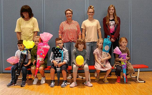 Zu sehen ist die Klasse G1 der Regenbogen-Schule Konstanz zusammen mit ihren Lehrkräften. Von links nach rechts: Frau Miriam Schelle, ...