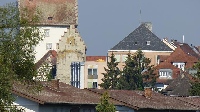 Blick auf die Markdorfer Altstadt mit Bischofsschloss (links) und Rathaus (rechts) aus Blickrichtung Gewerbegebiet Riedwiesen ...