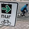 Den grünen Abbiegepfeil an Ampeln nur für Radfahrer erlaubt die Straßenverkehrsordnung seit dem 28. April. Radfahrern können auch bei ...