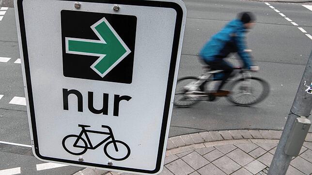 Den grünen Abbiegepfeil an Ampeln nur für Radfahrer erlaubt die Straßenverkehrsordnung seit dem 28. April. Radfahrern können auch bei ...