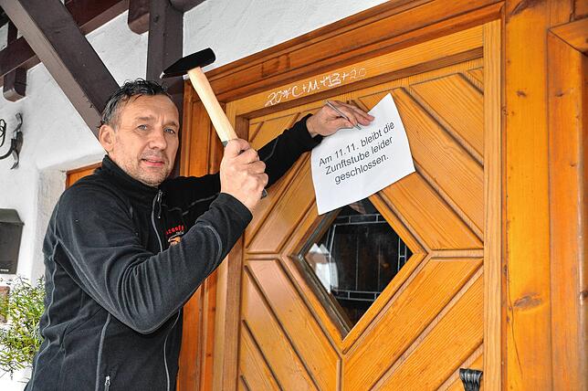 Schweren Herzens bringt Robert „Flepp“ Müller, Zunftmeister der Bärenzunft an der Zunftstube ein Schild an, das deutlich ...