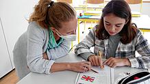 Lernen während der großen Ferien: Für die elfjährige Lina kein Problem. Hier wiederholt sie in der Sommerschule am Suso-Gymnasium die ...