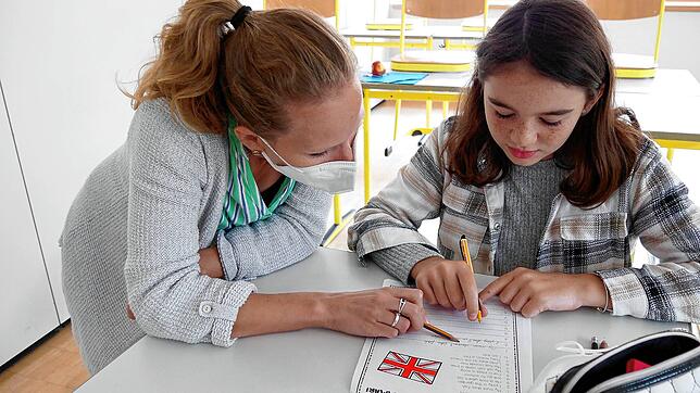 Lernen während der großen Ferien: Für die elfjährige Lina kein Problem. Hier wiederholt sie in der Sommerschule am Suso-Gymnasium die ...