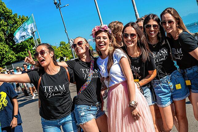 Bild 1: Seehasenfest 2022: Besucher freuen sich über den Rummel