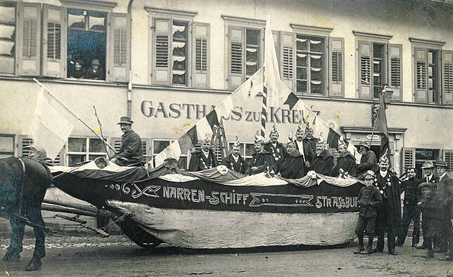 Der Öflinger Elferrat vor dem Gasthaus „Kreuz“ in Brennet. Die Aufnahme entstand vermutlich Ende der 1920er Jahre.