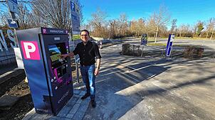 Auf dem Parkplatz zum See in Unteruhldingen gilt ab Montag Kennzeichenerfassung. Bürgermeister Dominik Männle testet schon einmal das ...