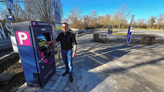 Auf dem Parkplatz zum See in Unteruhldingen gilt ab Montag Kennzeichenerfassung. Bürgermeister Dominik Männle testet schon einmal das ...