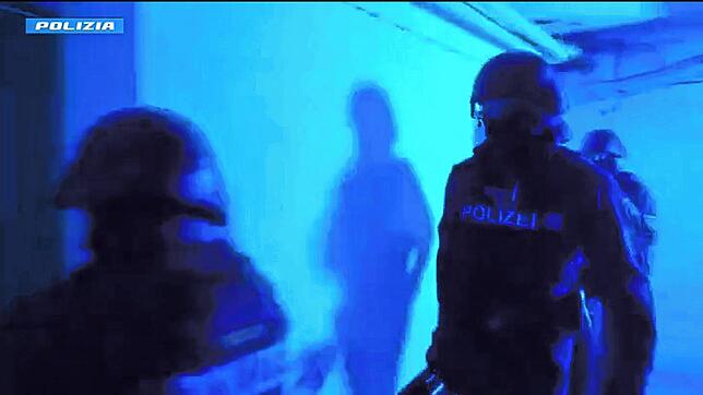 Eine Szene aus einem von der italienischen Polizei verbreiteten Video zeigt Polizeibeamte.
