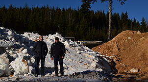 Snowfarming heißt die „Übersommerung“ des Schnees der Saison 2017/18 unter einem Berg von Holzspänen (rechtes Bild). Georg Behringer ...