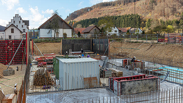 Die Bodenplatte für das rund 8&nbsp;Millionen Euro teure Wasserwerk beim Talhof ist gegossen. Jetzt richten die Arbeiter die Verschalung ...