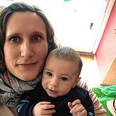 Miriam Oberföll, mit Kind, ist Katholikin und wird niemals aus der Kirche austreten.