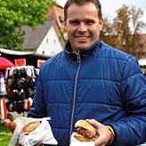 Auf eine „Walder Scharfe“, eine scharfe Bratwurst, die es ausschließlich beim Walder Herbstmarkt gibt, freute sich Josef ...