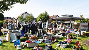 Viele Hobbyhändler werden ihre Waren auf dem 5. Buchheimer Flohmarkt mit seinem ganz besonderen Flair anbieten. archivBild: Xaver Knittel