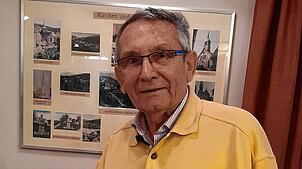 Wachsstöcke-Sammler Johannes Schön zeigt und erklärt seine Prachtstücke im Tennenbronner Heimathaus.