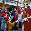 Viele Kinder begrüßt der Nikolaus bei seinem Besuch in Tiengen persönlich.