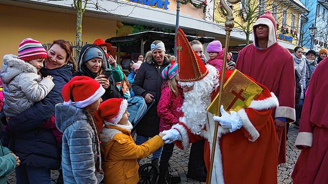 Viele Kinder begrüßt der Nikolaus bei seinem Besuch in Tiengen persönlich.