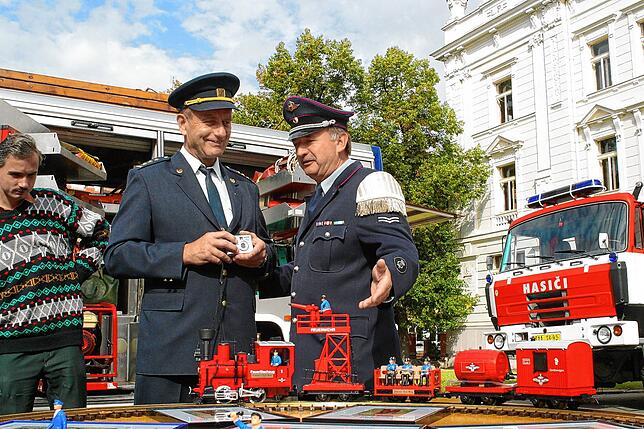 Im Jahr 2004 feierte die Berufsfeuerwehr Tábor ihr 50-jähriges Bestehen. Michael Koch von der Feuerwehr Konstanz überreichte dem ...