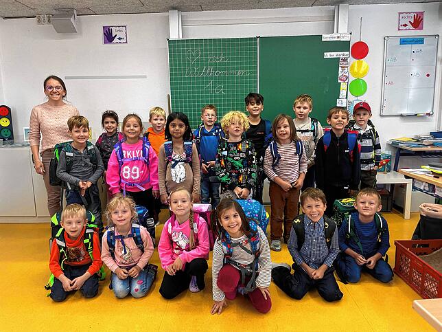 18 Jungen und Mädchen wurden in die Klasse 1a der Christlichen Schule Hochrhein in Waldshut eingeschult. Klassenlehrerin ist Bärbel Salzer.