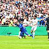 Der Torjäger wurde gleich doppelt bewacht: Schalkes Simon Terodde (blaues Trikot) wird hier von den Villingern Anthony Mbem-Som Nyamsi ...