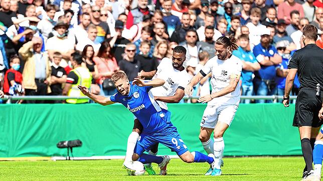 Der Torjäger wurde gleich doppelt bewacht: Schalkes Simon Terodde (blaues Trikot) wird hier von den Villingern Anthony Mbem-Som Nyamsi ...