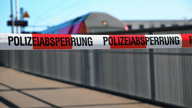 Am Montag ist am Bahnhof Petershausen eine Person zu Tode gekommen. Polizei, Feuerwehr und Rettungskräfte waren jeweils mit mehreren ...