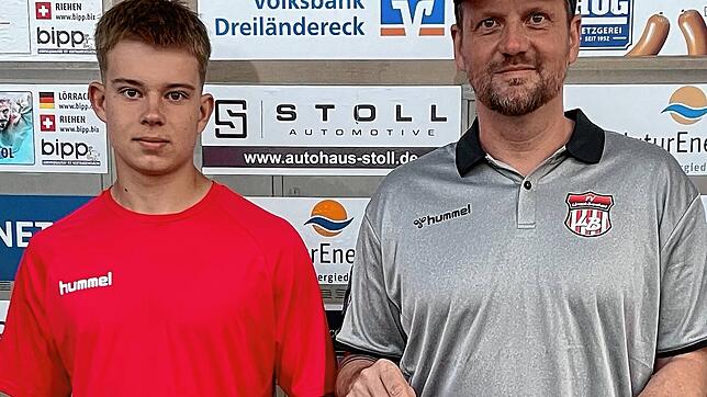 Junges Talent: Der 17-jährige Jonas Gutgsell, der vom Bahlinger SC zum FV Lörrach-Brombach kommt, hat Trainer Thorsten Szesniak (rechts) ...