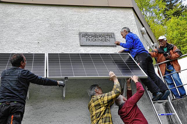 Die Mitglieder der Energiewende-AG statten sechs Wasserhochbehälter der Gemeinde in ihrer Freizeit mit Solaranlagen aus. Von links: ...