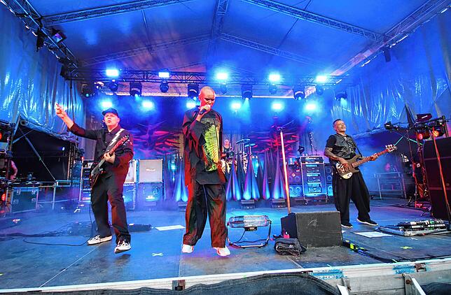Skunk Anansie mit der charismatischen Frontfrau „Skin“ beim Auftakt des Markdorf Open Air 2025 auf dem Marktplatz.