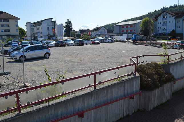 Ist-Zustand: Noch fehlt die wasserrechtliche Genehmigung für einen Baustart des Klettgau-Carrees in Tiengen. Dazu wird der Untergrund ...