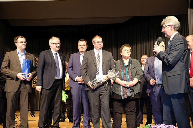 Die Bürgermeister und ehemalige Bürgermeister der Nachbargemeinden- und Städte gratulieren (von links): Ulrich Krieger, Helmut Kaiser, ...