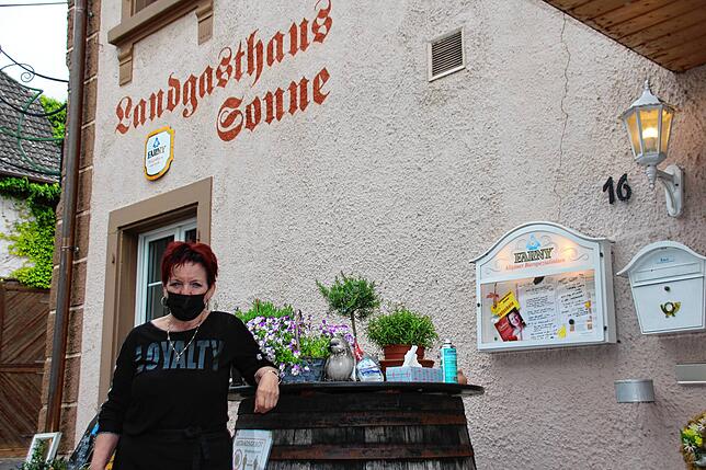 Helga Baur vor dem Landgasthaus Sonne. Sie hofft auf sinkende Infektionszahlen, damit sie auch Gäste ohne negativen Coronatest in ihrem ...