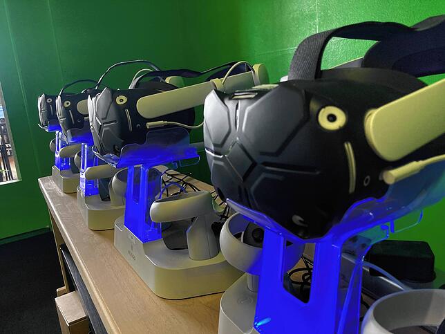 Diese Virtual-Reality-Brillen versetzen die Spieler in eine Raumstation.