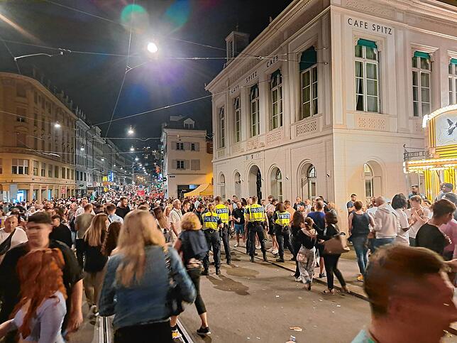 Die Polizei griff bei Feuerwerk in der Menge ein.