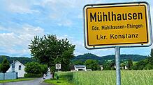 Ein Ortsschild der Gemeinde Mühlhausen. Der Ort hatte 1945 mit den Folgen des Krieges zu kämpfen.