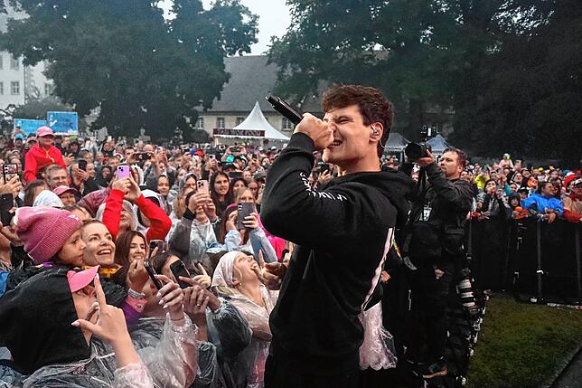 Bild 2: Wincent Weiss singt vor 4500 Besuchern im Regen
