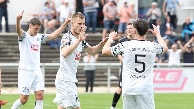 Villingens Torjäger Marcel Sökler (mitte) und seine Teamkollegen müssen zum Regionalliga-Auftakt nach Hessen reisen.