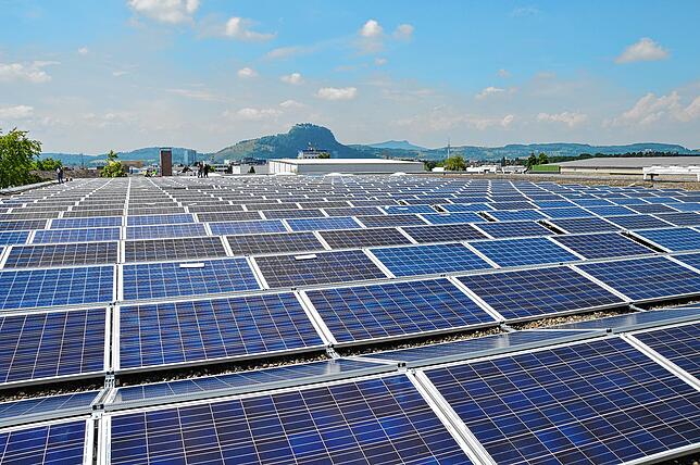 Solarmodule auf einem Singener Gewerbebetrieb. Der Bau von Dachsolaranlagen boomt und treibt bei Solarcomplex maßgeblich das Geschäft.